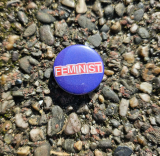 Feminist Button blau
