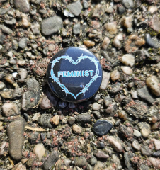 Feminist Stacheldraht-Herz Button Schwarz