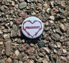 Feminist Stacheldraht-Herz Button Weiß