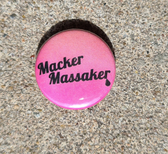 Macker Massaker Button